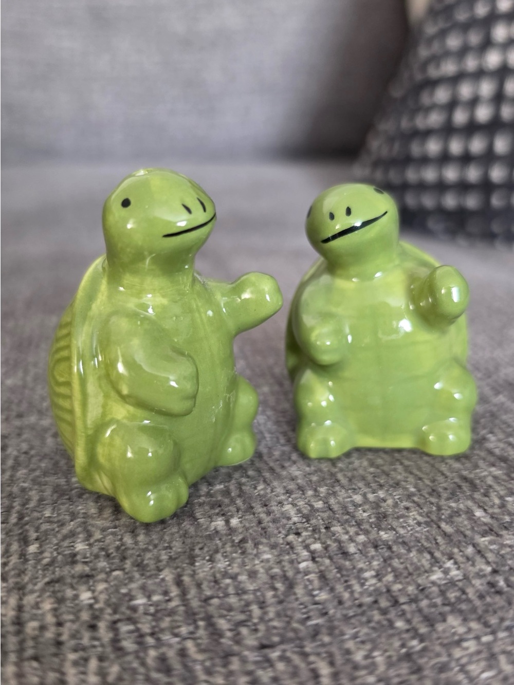 Glossy Green Ceramic Turtle mini Salt and Pepper Shaker Set Cracker Barrel